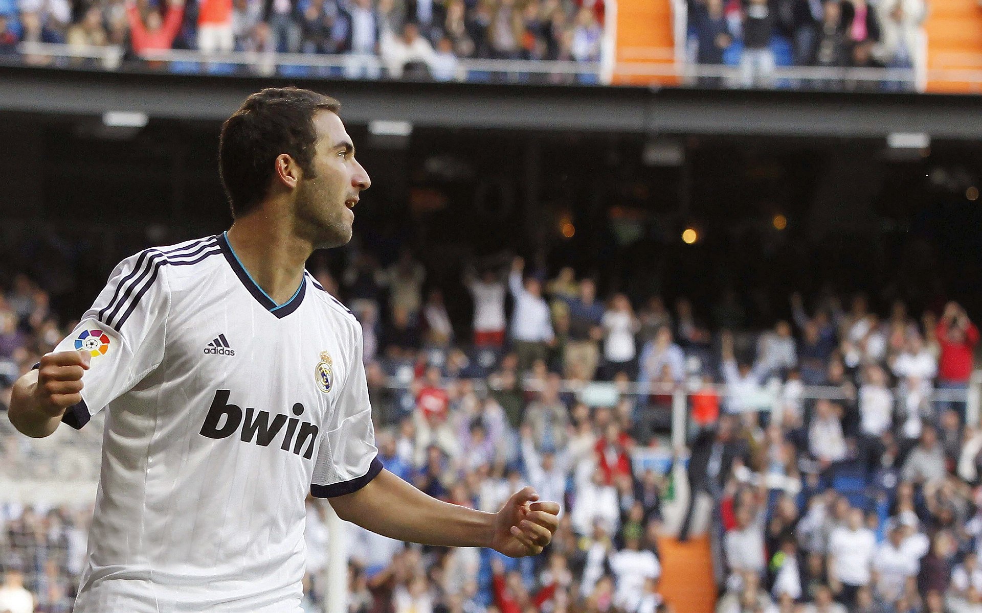 晋级下一阶段引发热议！，纳达尔在皇家马德里比赛中夺冠热度持续攀升