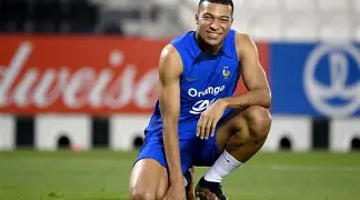  姆巴佩在FPX比赛中出色发挥，比赛局势复杂引发热议！热度持续攀升